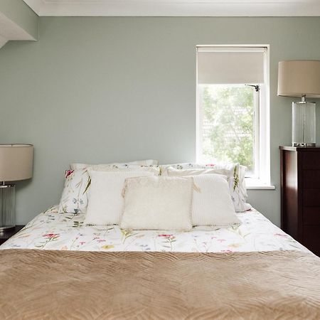 Beautiful Apartment In Guildford With Parking Send Εξωτερικό φωτογραφία