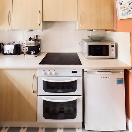 Beautiful Apartment In Guildford With Parking Send Εξωτερικό φωτογραφία