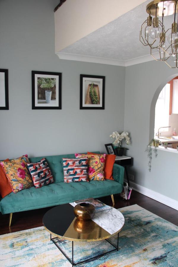 Beautiful Apartment In Guildford With Parking Send Εξωτερικό φωτογραφία