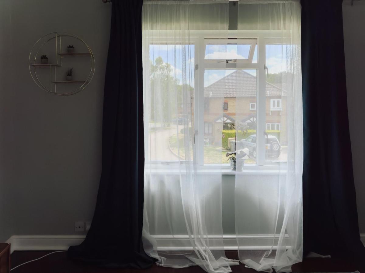 Beautiful Apartment In Guildford With Parking Send Εξωτερικό φωτογραφία