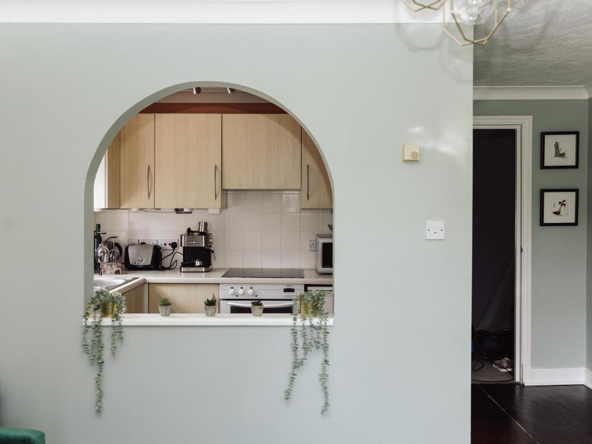 Beautiful Apartment In Guildford With Parking Send Εξωτερικό φωτογραφία