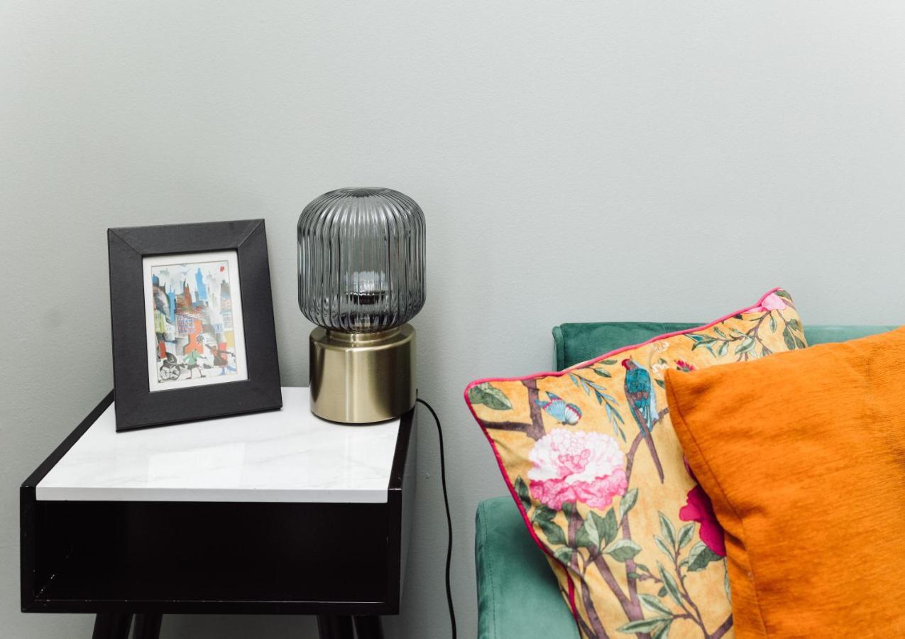 Beautiful Apartment In Guildford With Parking Send Εξωτερικό φωτογραφία