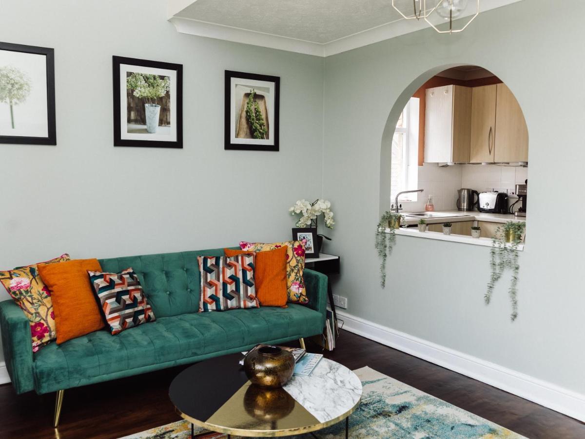 Beautiful Apartment In Guildford With Parking Send Εξωτερικό φωτογραφία