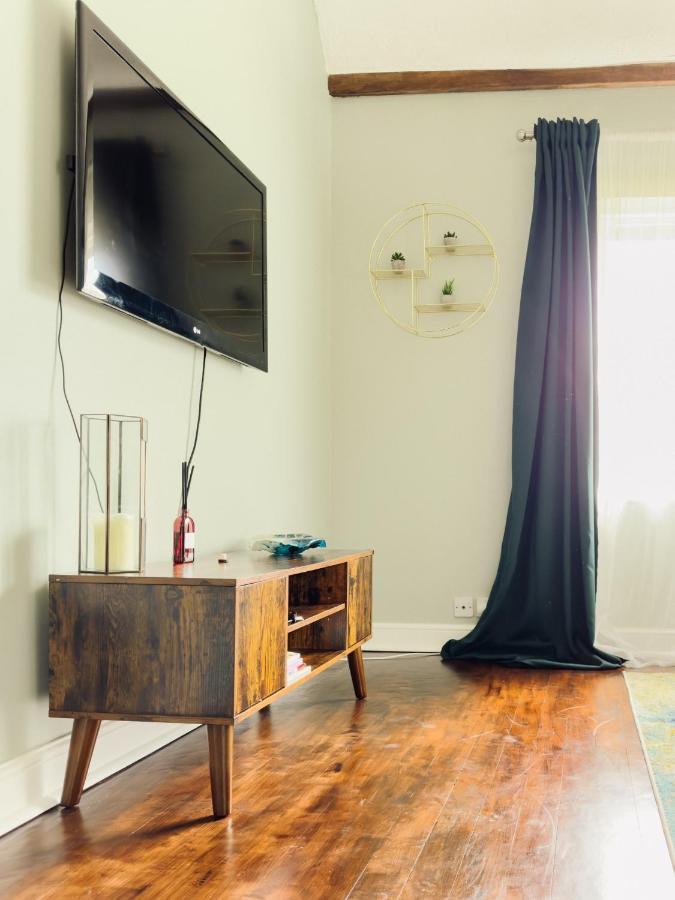 Beautiful Apartment In Guildford With Parking Send Εξωτερικό φωτογραφία
