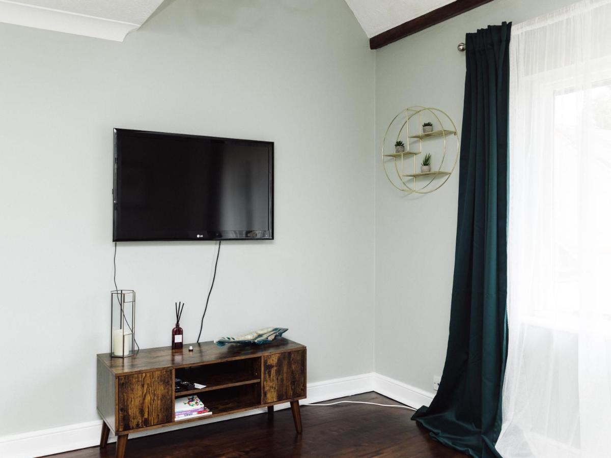 Beautiful Apartment In Guildford With Parking Send Εξωτερικό φωτογραφία