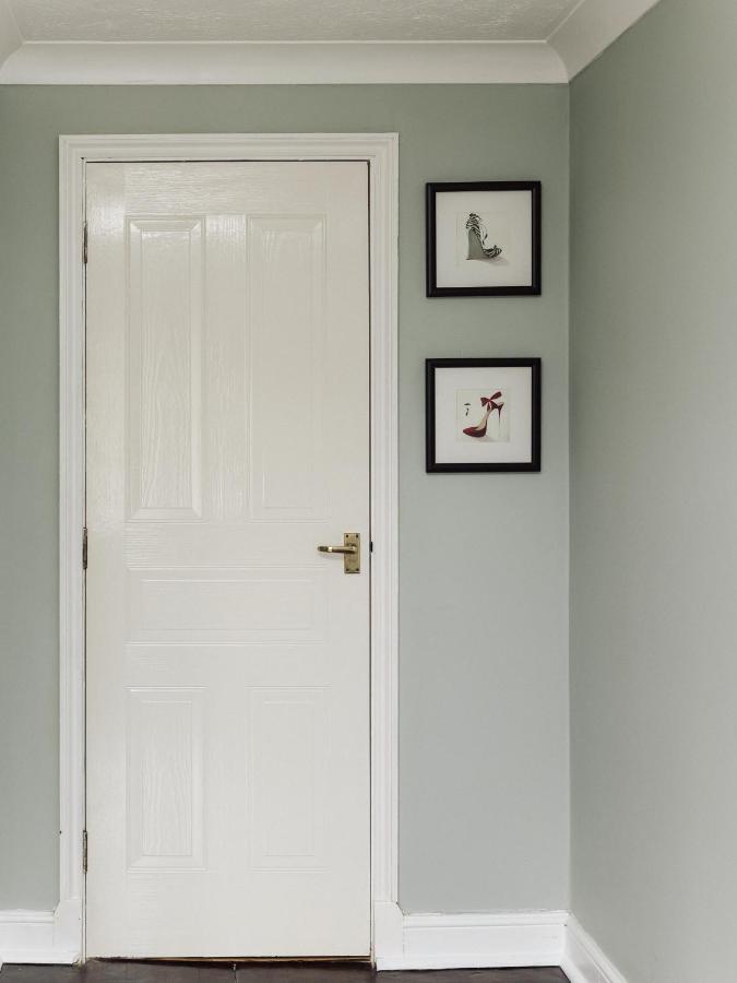 Beautiful Apartment In Guildford With Parking Send Εξωτερικό φωτογραφία