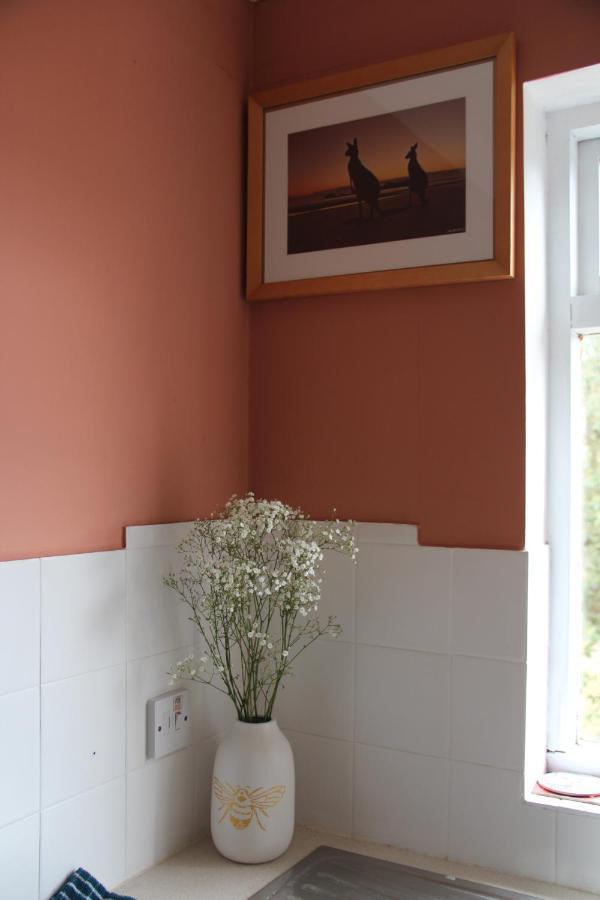 Beautiful Apartment In Guildford With Parking Send Εξωτερικό φωτογραφία