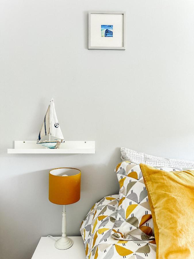 Beautiful Apartment In Guildford With Parking Send Εξωτερικό φωτογραφία