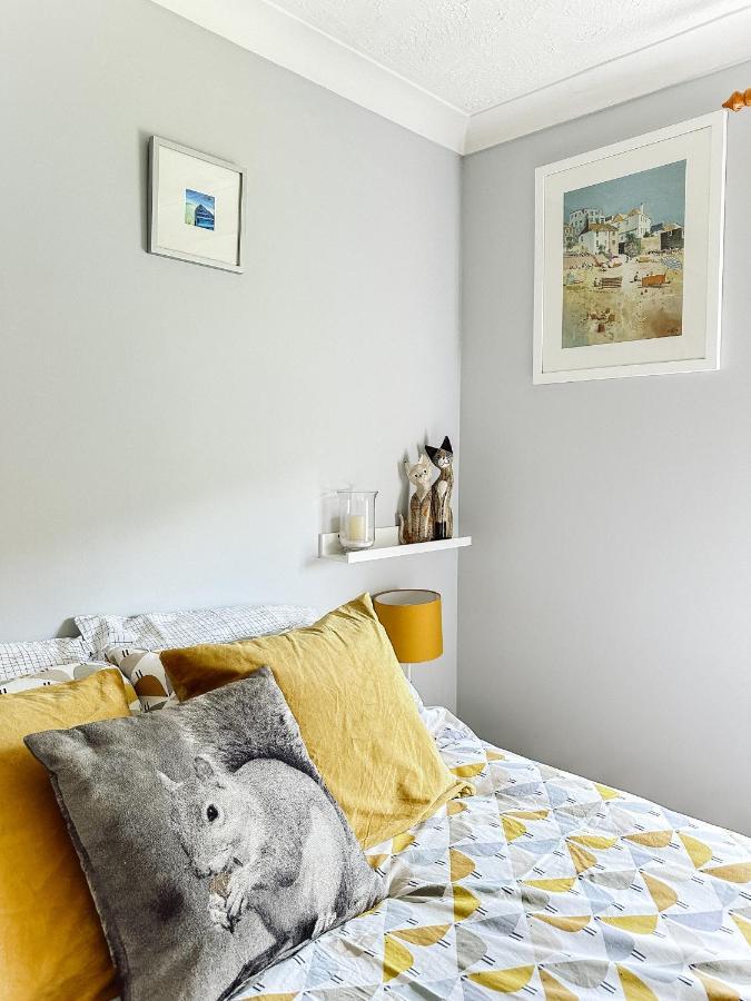 Beautiful Apartment In Guildford With Parking Send Εξωτερικό φωτογραφία