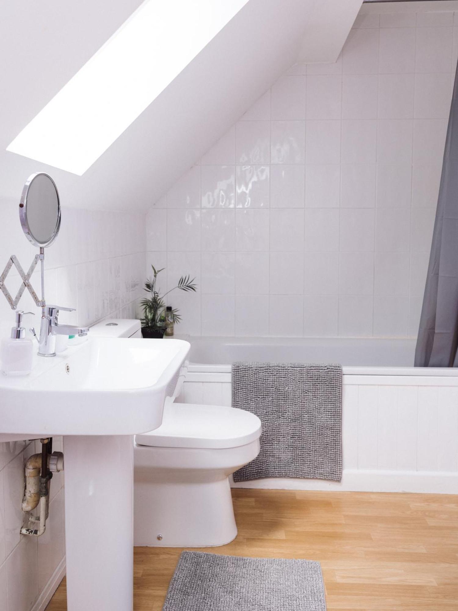 Beautiful Apartment In Guildford With Parking Send Εξωτερικό φωτογραφία