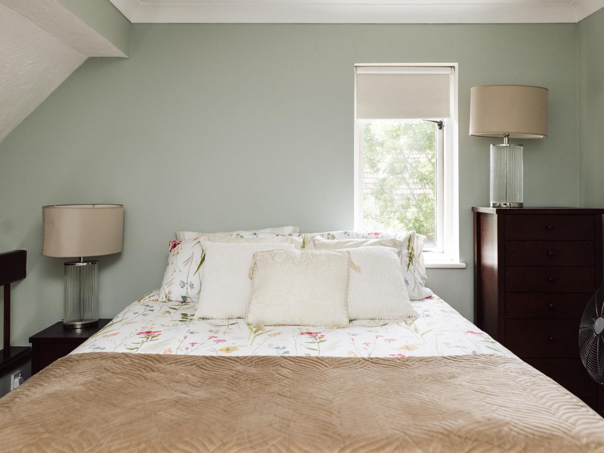Beautiful Apartment In Guildford With Parking Send Εξωτερικό φωτογραφία