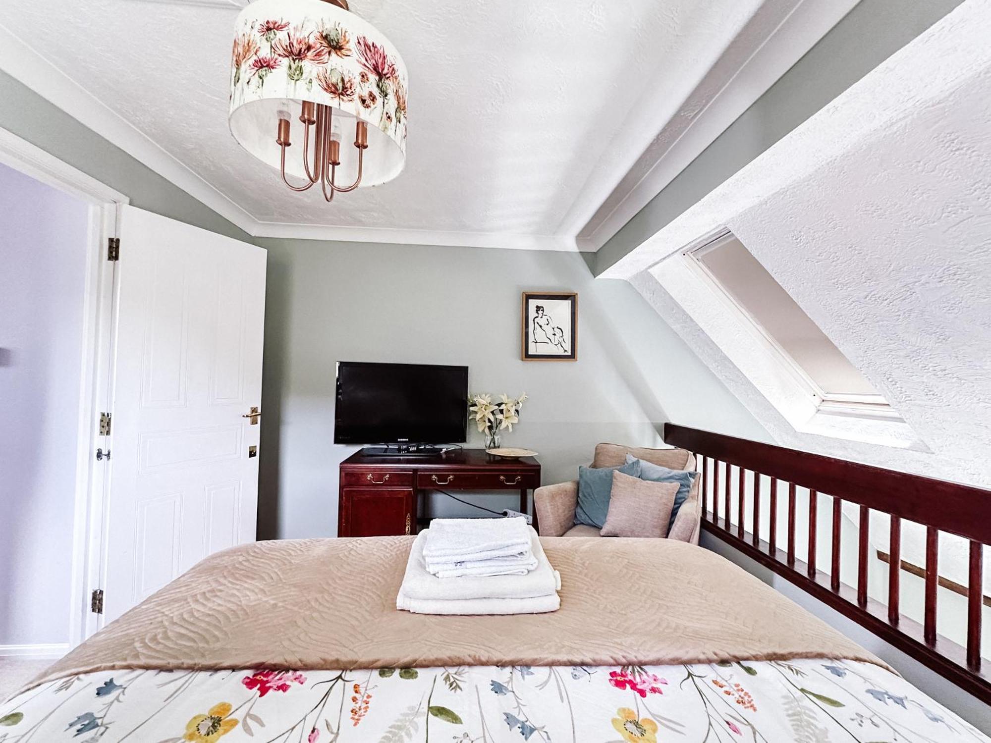 Beautiful Apartment In Guildford With Parking Send Εξωτερικό φωτογραφία