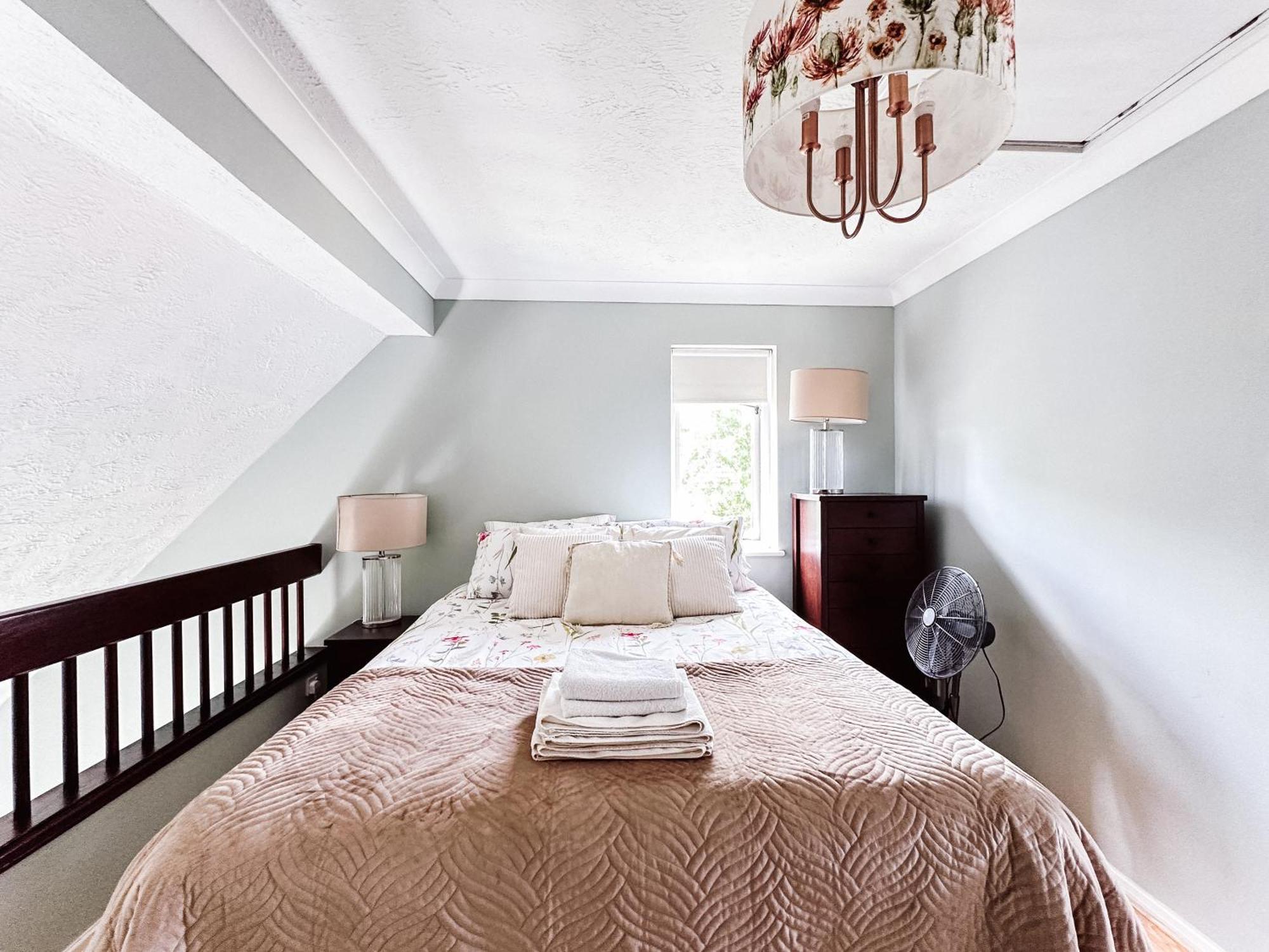 Beautiful Apartment In Guildford With Parking Send Εξωτερικό φωτογραφία