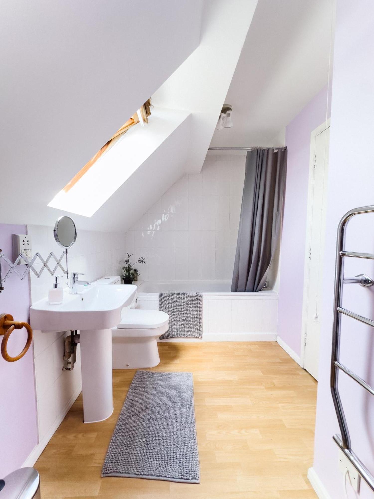 Beautiful Apartment In Guildford With Parking Send Εξωτερικό φωτογραφία