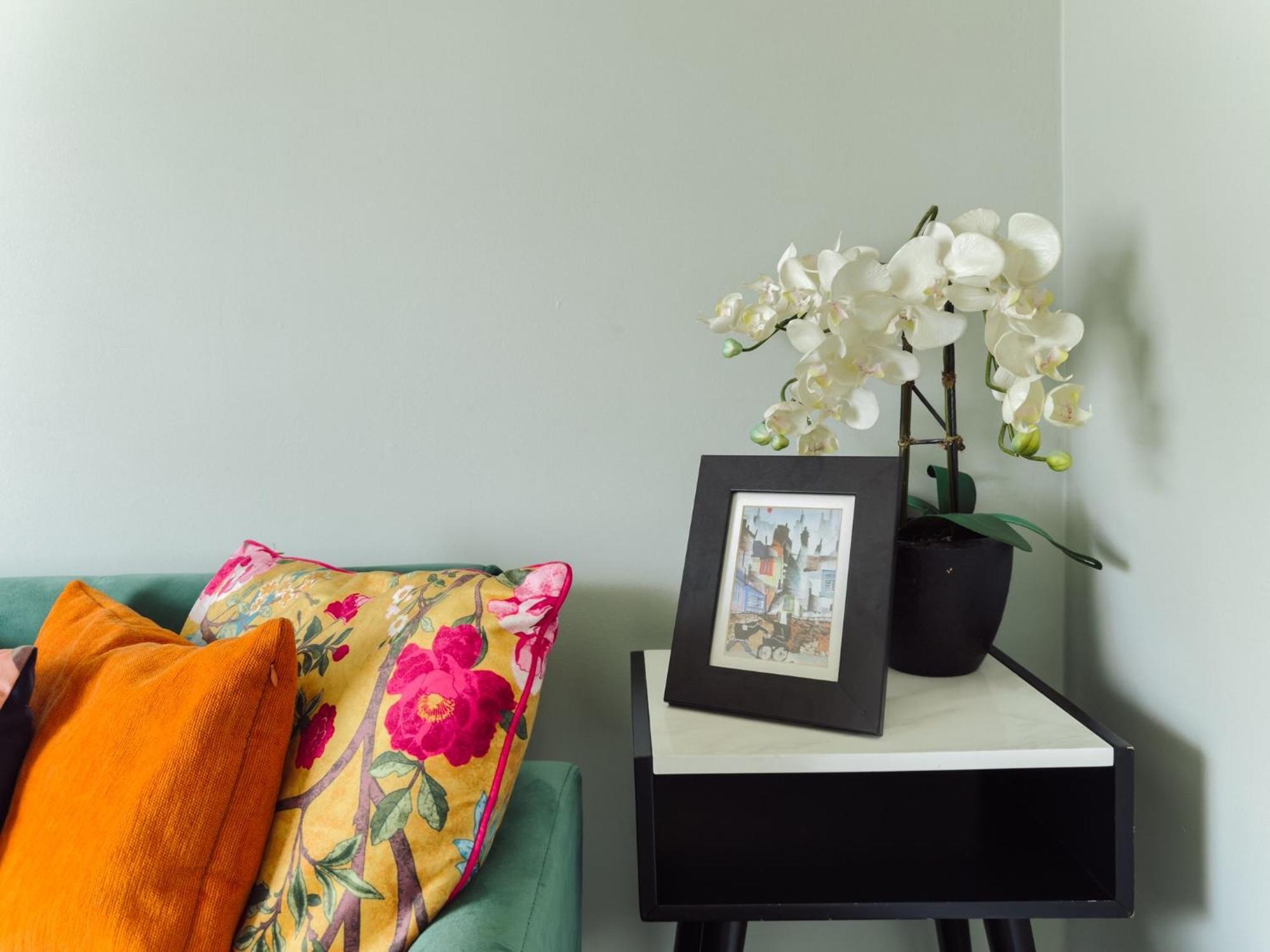 Beautiful Apartment In Guildford With Parking Send Εξωτερικό φωτογραφία