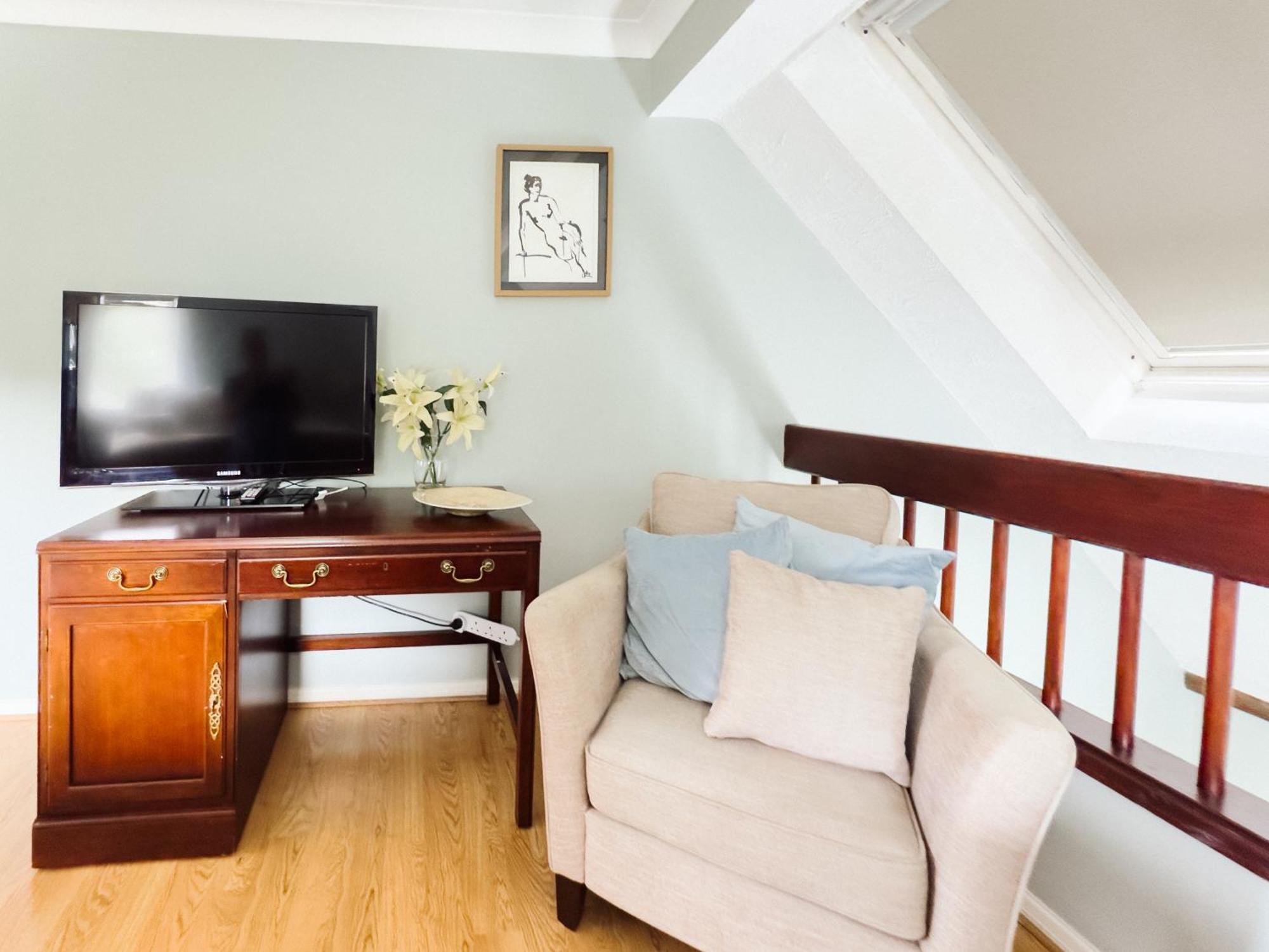 Beautiful Apartment In Guildford With Parking Send Εξωτερικό φωτογραφία