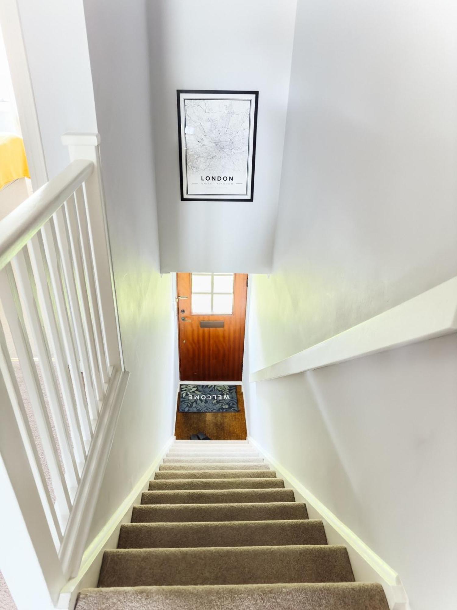 Beautiful Apartment In Guildford With Parking Send Εξωτερικό φωτογραφία