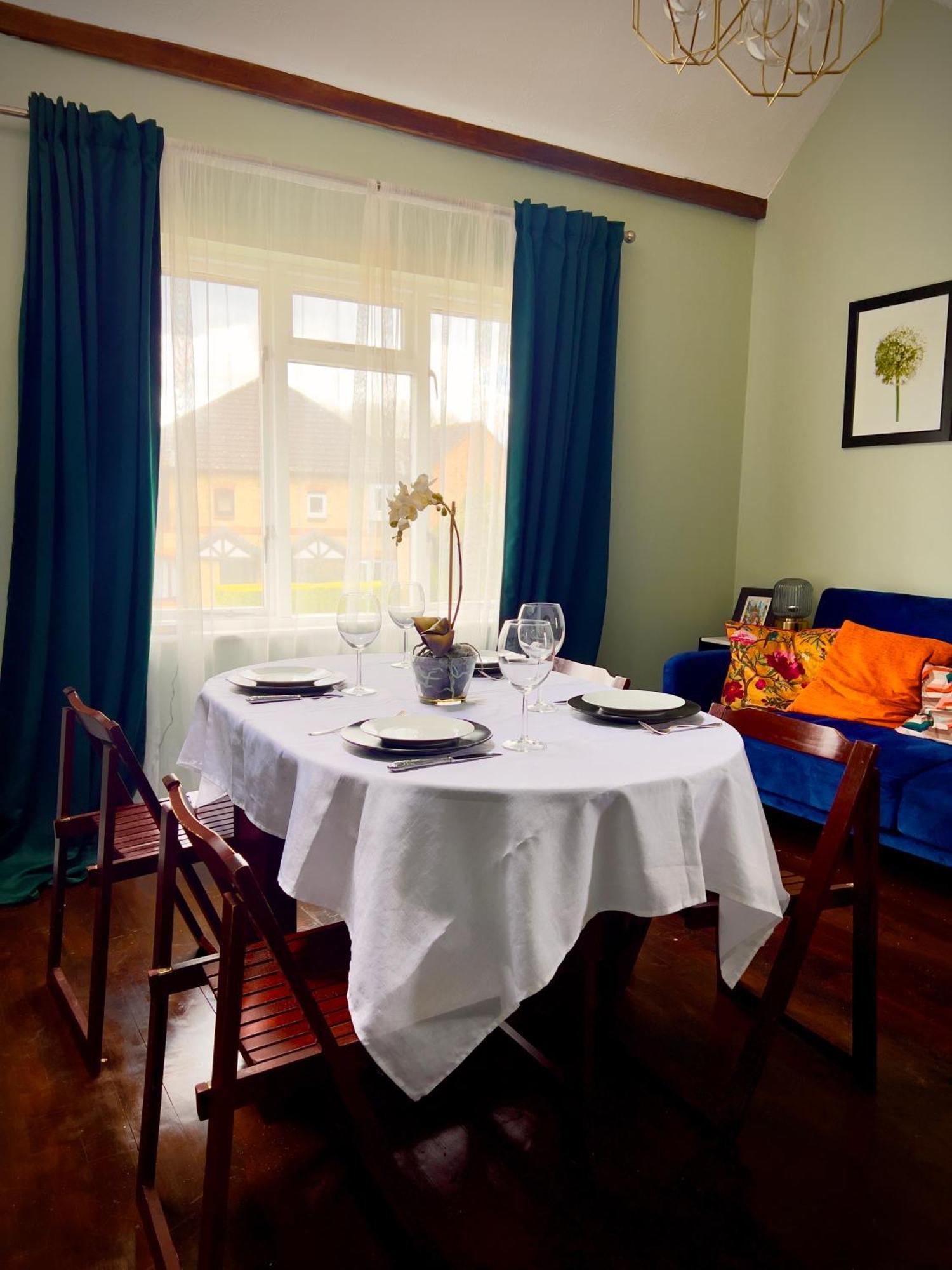Beautiful Apartment In Guildford With Parking Send Εξωτερικό φωτογραφία