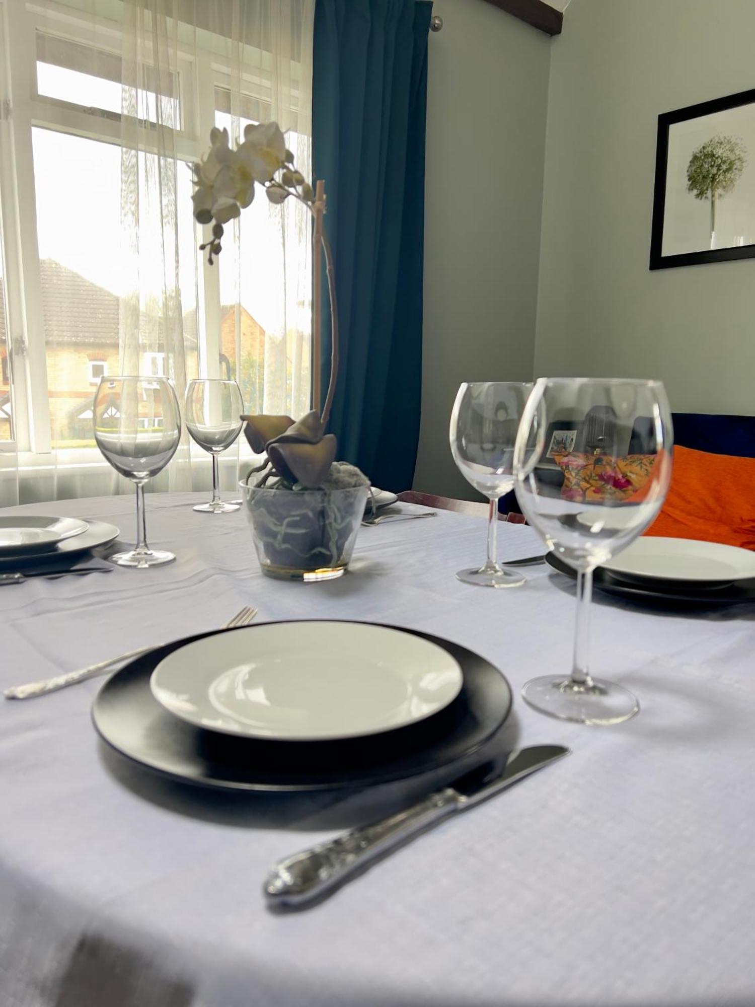 Beautiful Apartment In Guildford With Parking Send Εξωτερικό φωτογραφία