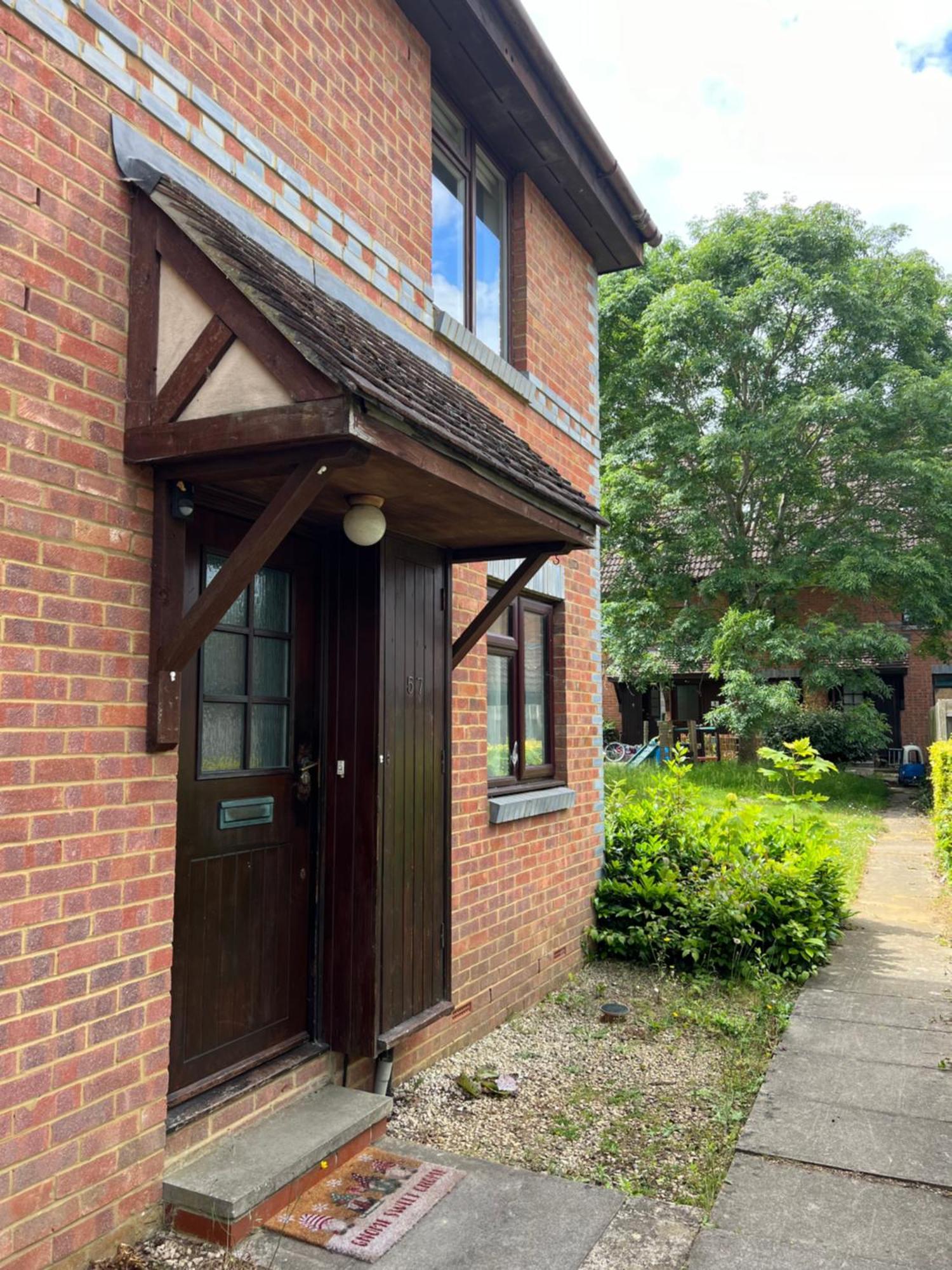 Beautiful Apartment In Guildford With Parking Send Εξωτερικό φωτογραφία