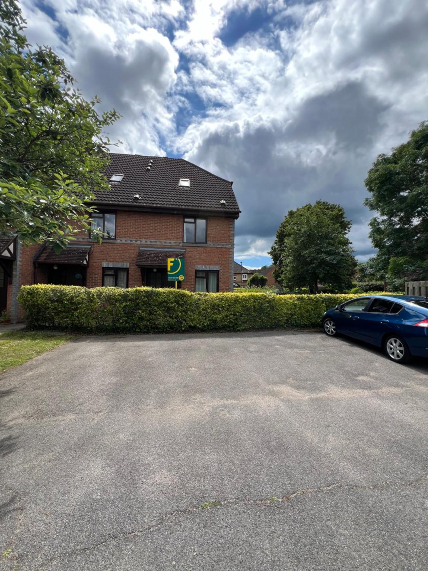 Beautiful Apartment In Guildford With Parking Send Εξωτερικό φωτογραφία